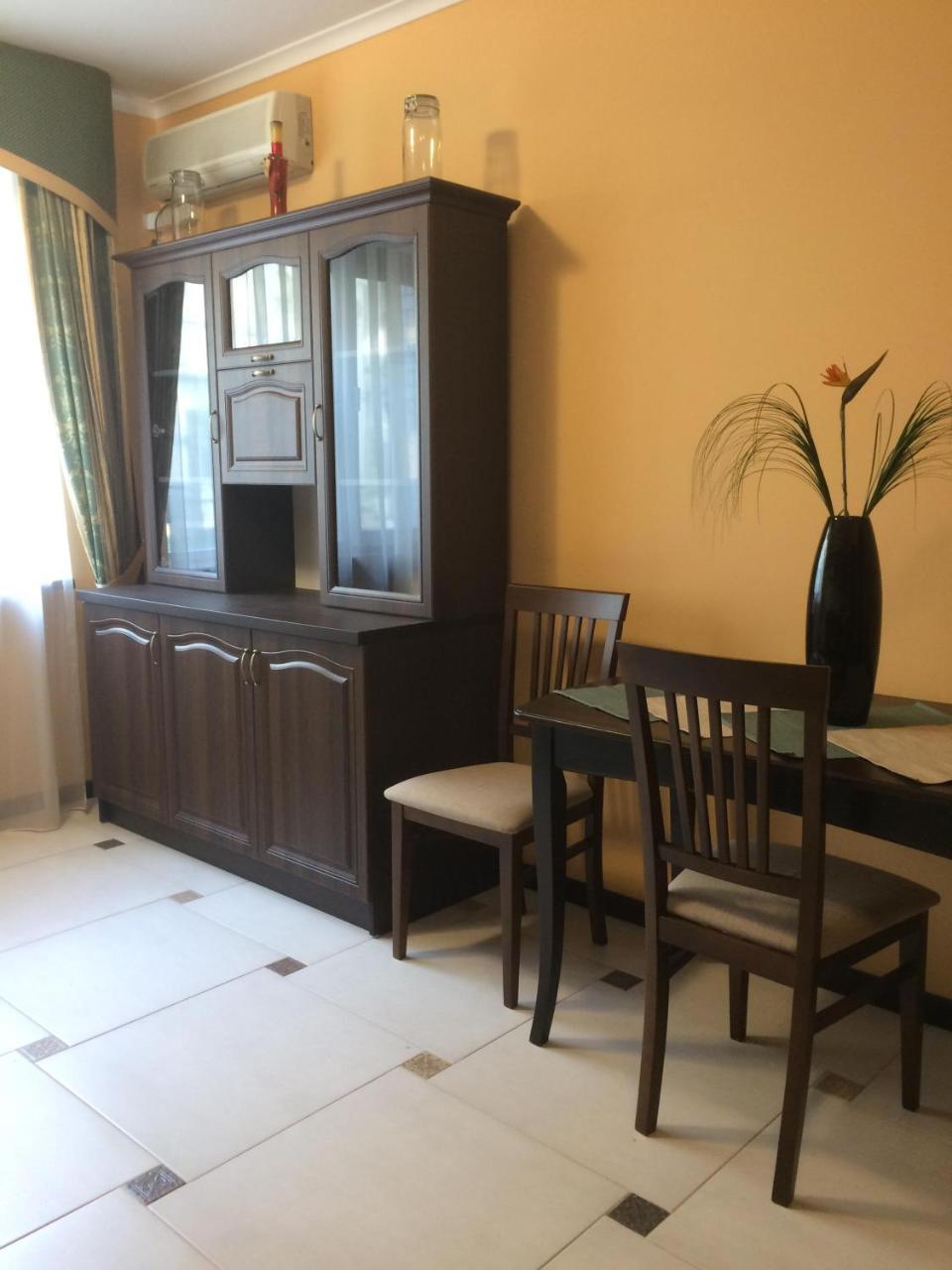 1br In The Old Center Apartment